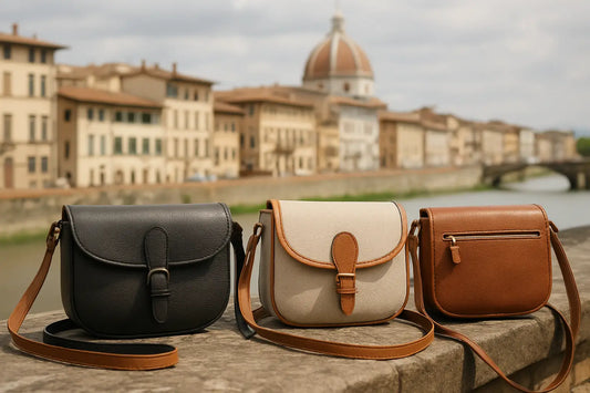 Tre borse a tracolla in pelle nera, beige con accenti beige e marrone su davanzale in pietra, stile europeo.
