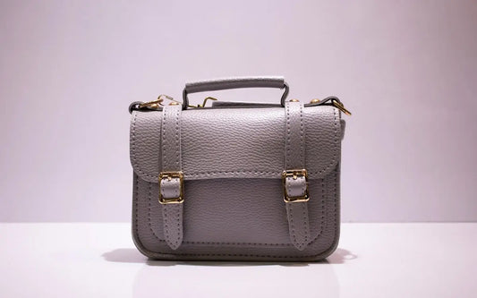 Borsa in pelle grigia chiara con fibbie oro tra soluzioni versatili borse e zaini