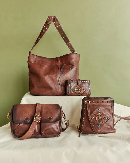 Borsa in pelle marrone Firenze con cinghie chiodate e accenti turchesi