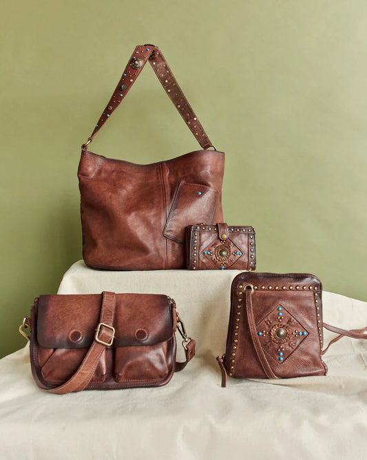 Borsa in pelle marrone con cinghie chiodate e dettagli turchese