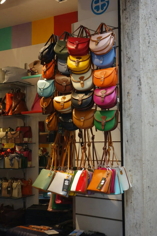 Borse quadrate rigide colorate in esposizione chic per stile donna