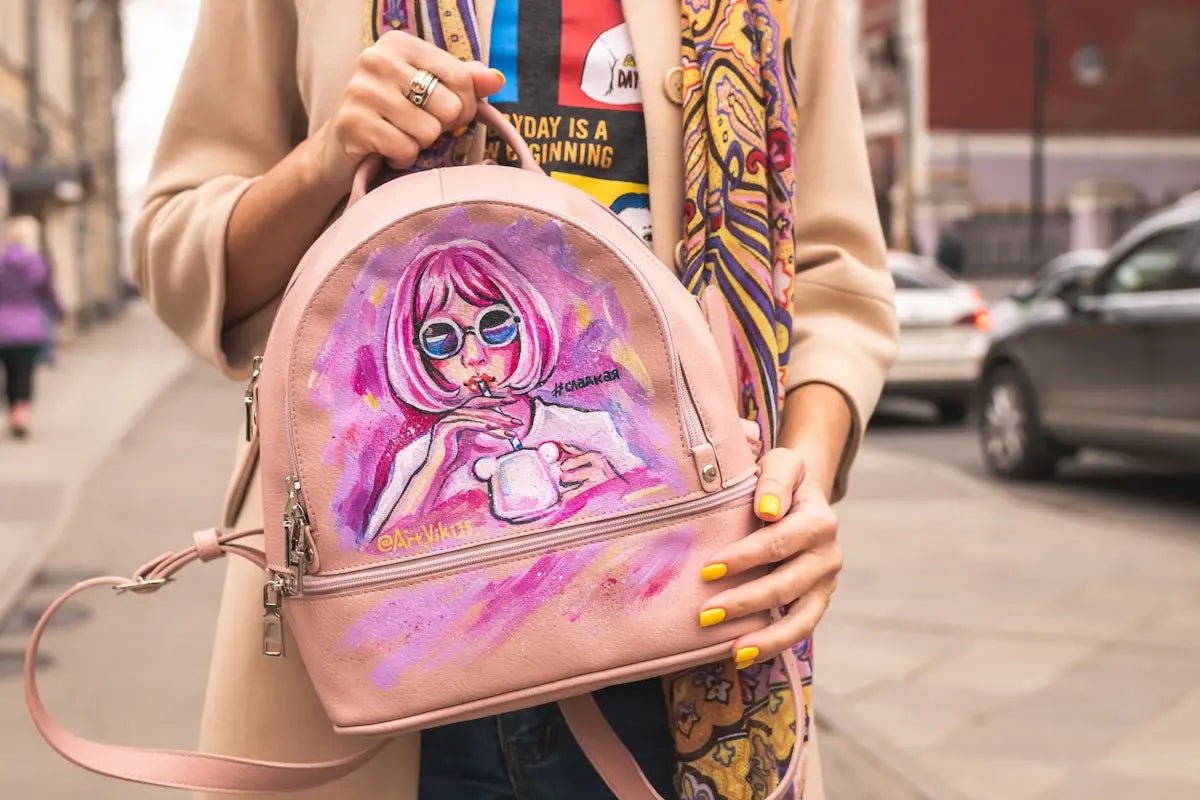 Dove Posso Comprare Una Buona Borsa? Scopri Kata Il Cervello dell'Officina Dietro l'Iconico Zaino in Pelle Grigia MS-7112 - Stile Donna Bags