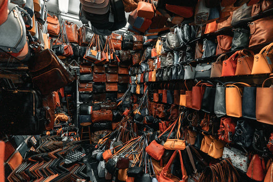 Collezione affascinante di borse imperdibili in pelle, materiali diversi, vari colori.