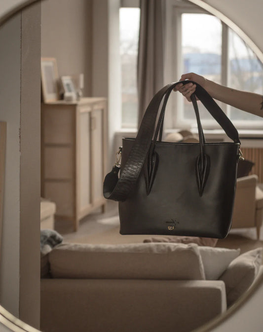 Borsa tote in pelle nera strutturata, scelta versatile per abbinare borse agli outfit