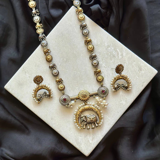 Collana elefante dettagliata in oro e argento con perle e gemme rosse, moda sostenibile