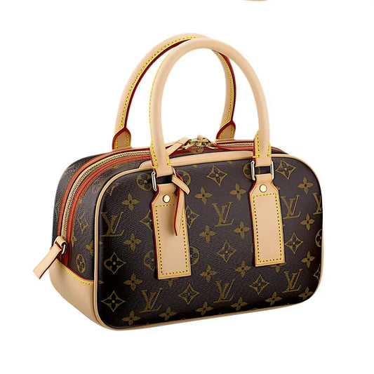 Borsa canvas marrone con monogramma, manici beige, ispirata a clutch siciliane e allure timeless italiana