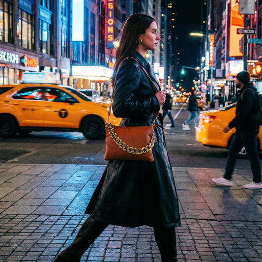 Borsa da donna in pelle color caramello con catena oro, nuovo arrivo