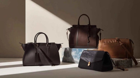 Borsa in pelle nera con manico superiore nella storia delle borse