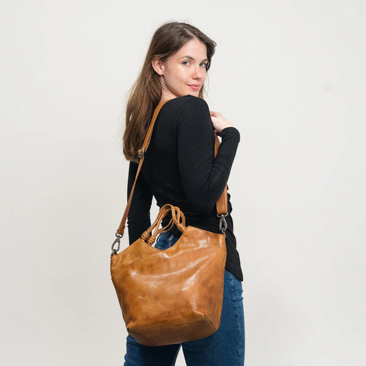 Borsa da donna in pelle tan con manici intrecciati, icona di stile