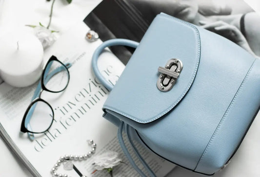 Borsa stile donna azzurra in pelle con chiusura argento, elegante e accessibile