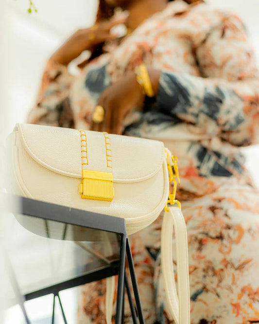 Borsa quadrata rigida in pelle avorio con fibbia gialla, handbags online