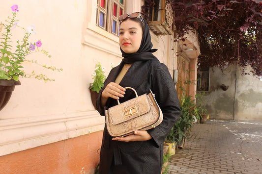 Borsa in pelle coccodrillo beige con manico a mano superiore e hardware oro per donna