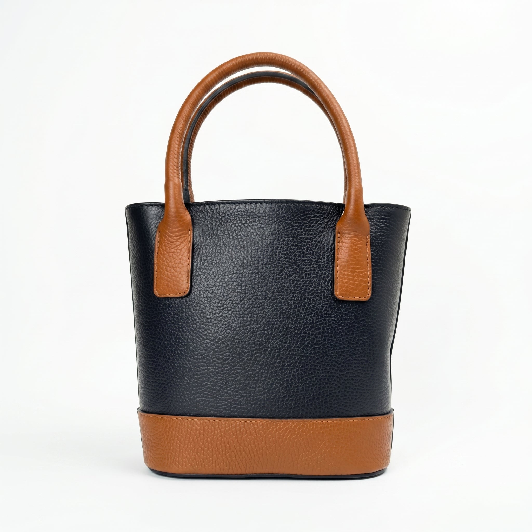 Bucky borsa vera pelle nera con tracolla regolabile donna – borsa indossata