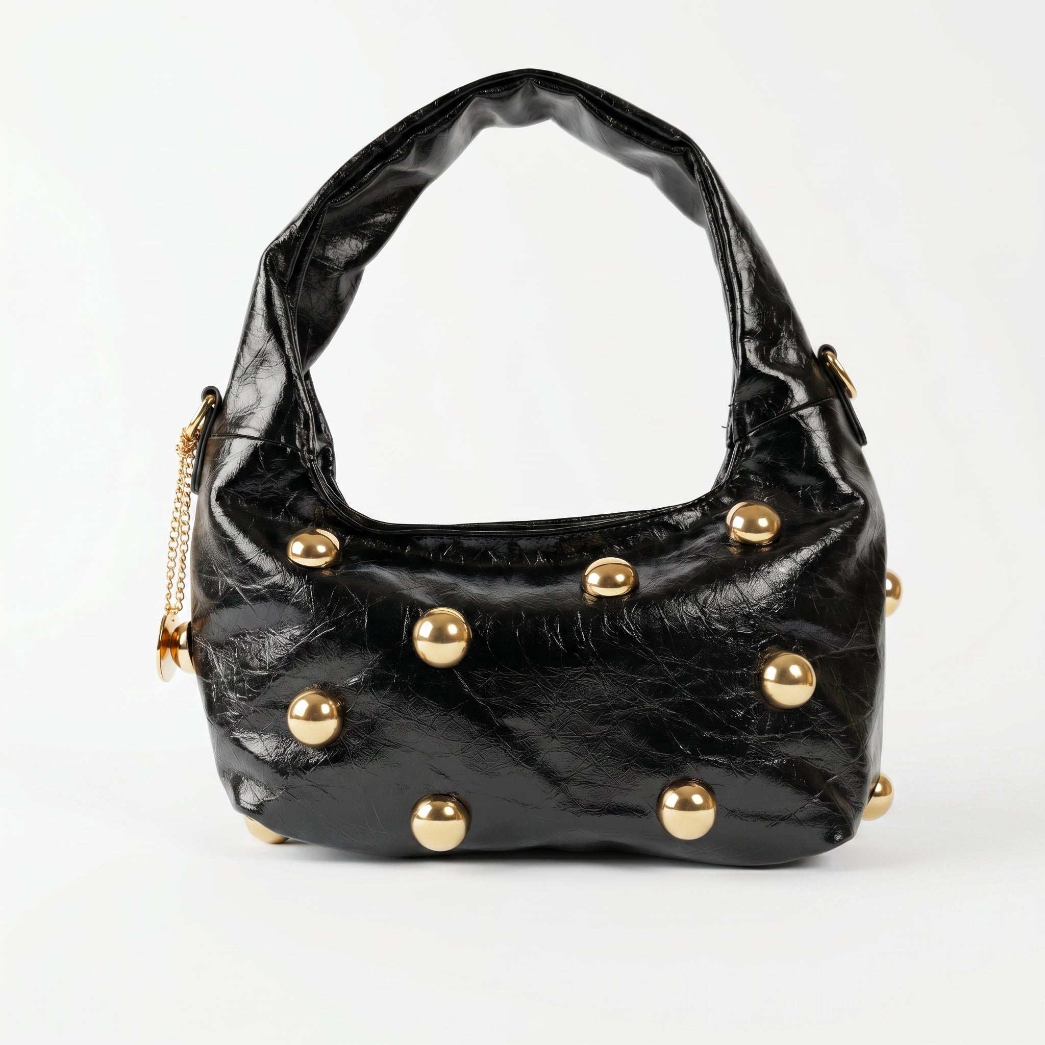 Borsa hobo Coconuda nera ecopelle crinkled borchie dorate - vista angolata