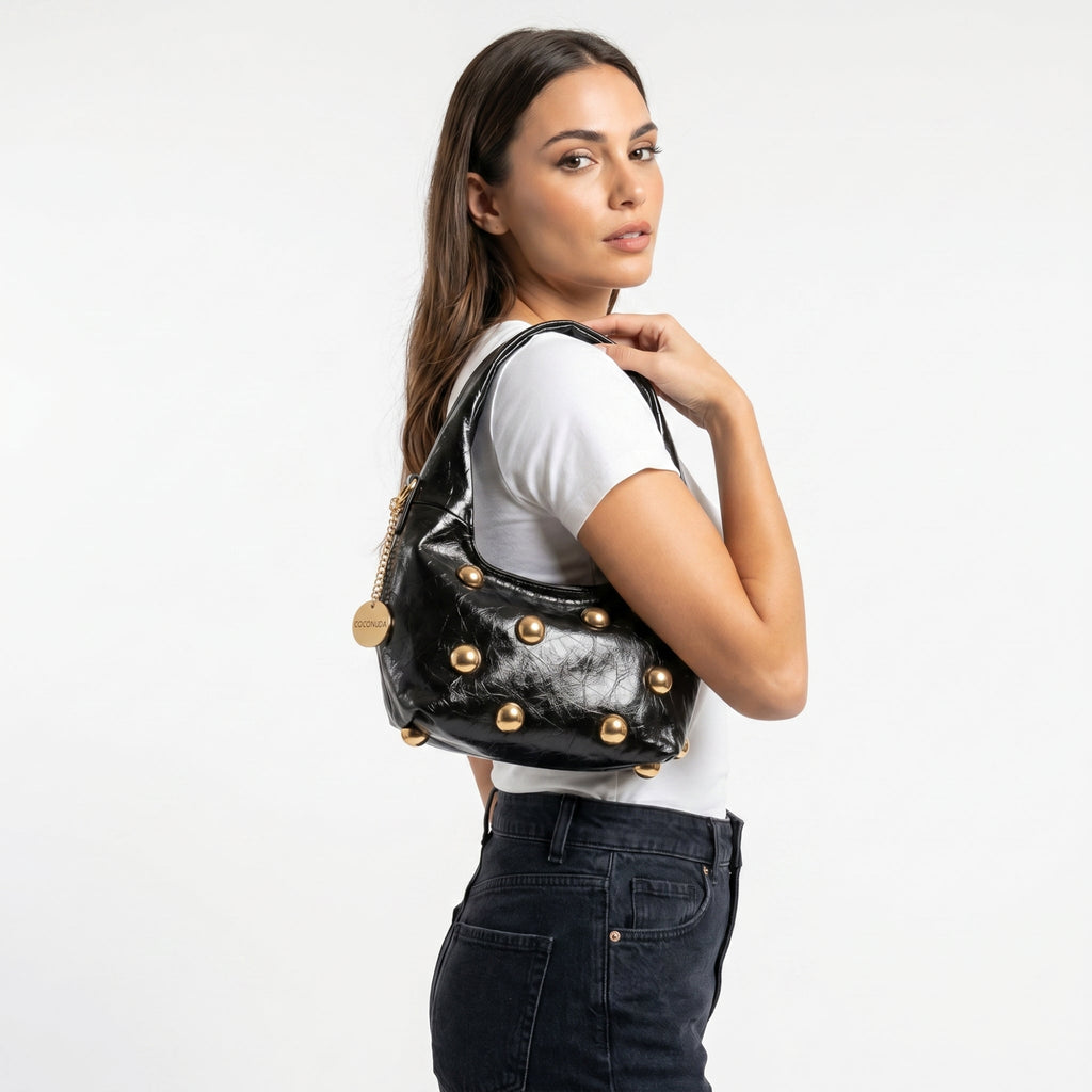 Borsa hobo Coconuda nera borchie oro con tracolla regolabile inclusa - Prova 1