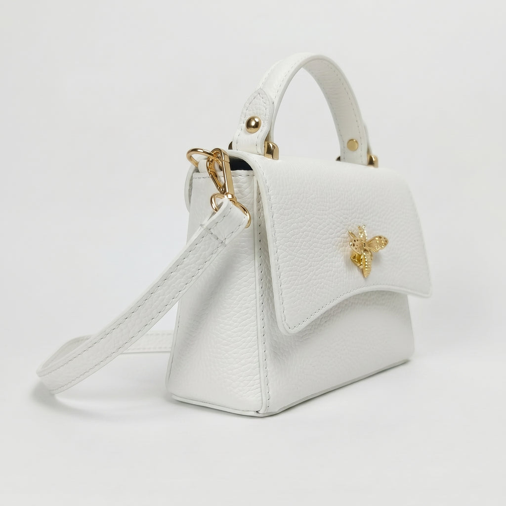 Mini borsa a farfalla vera pelle bianca donna – borsa indossata