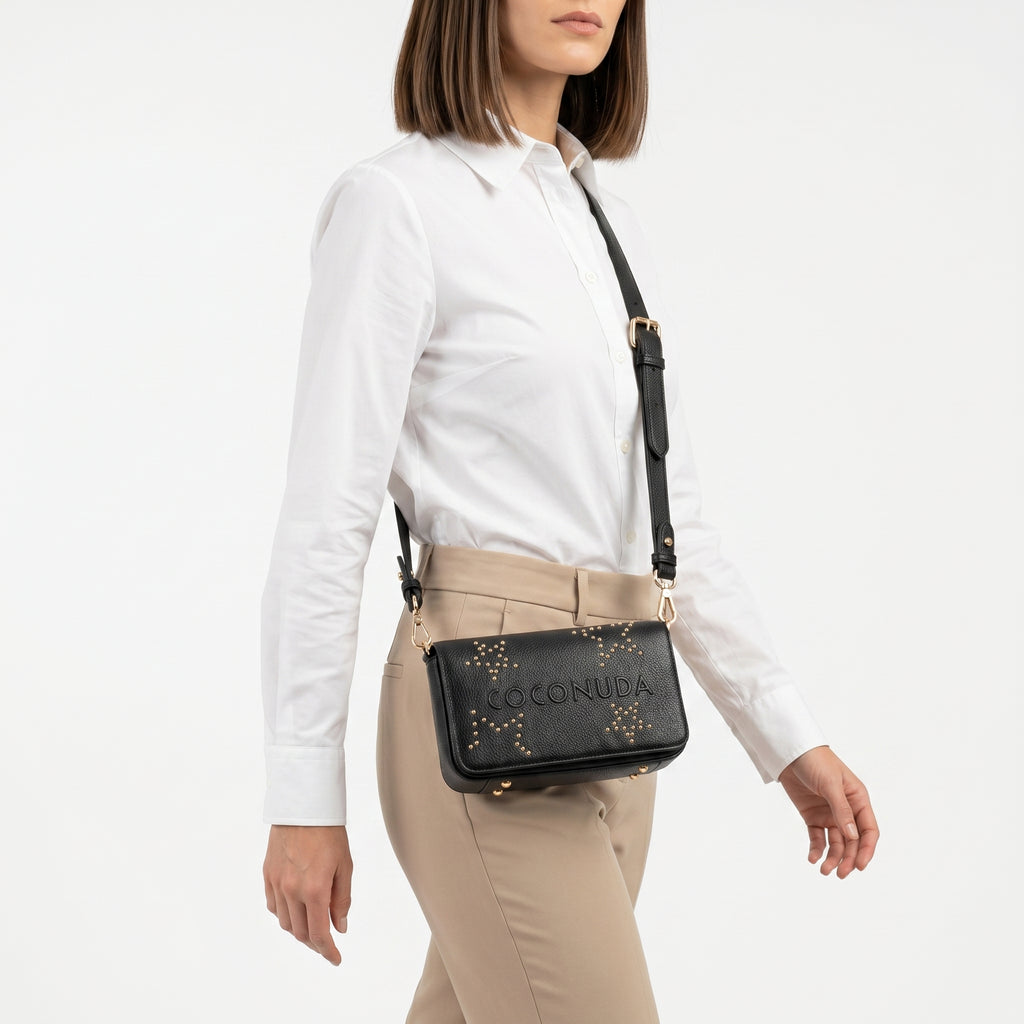Borsa Coconuda nero ecopelle martellata con borchie dorate motivo floreale - prova