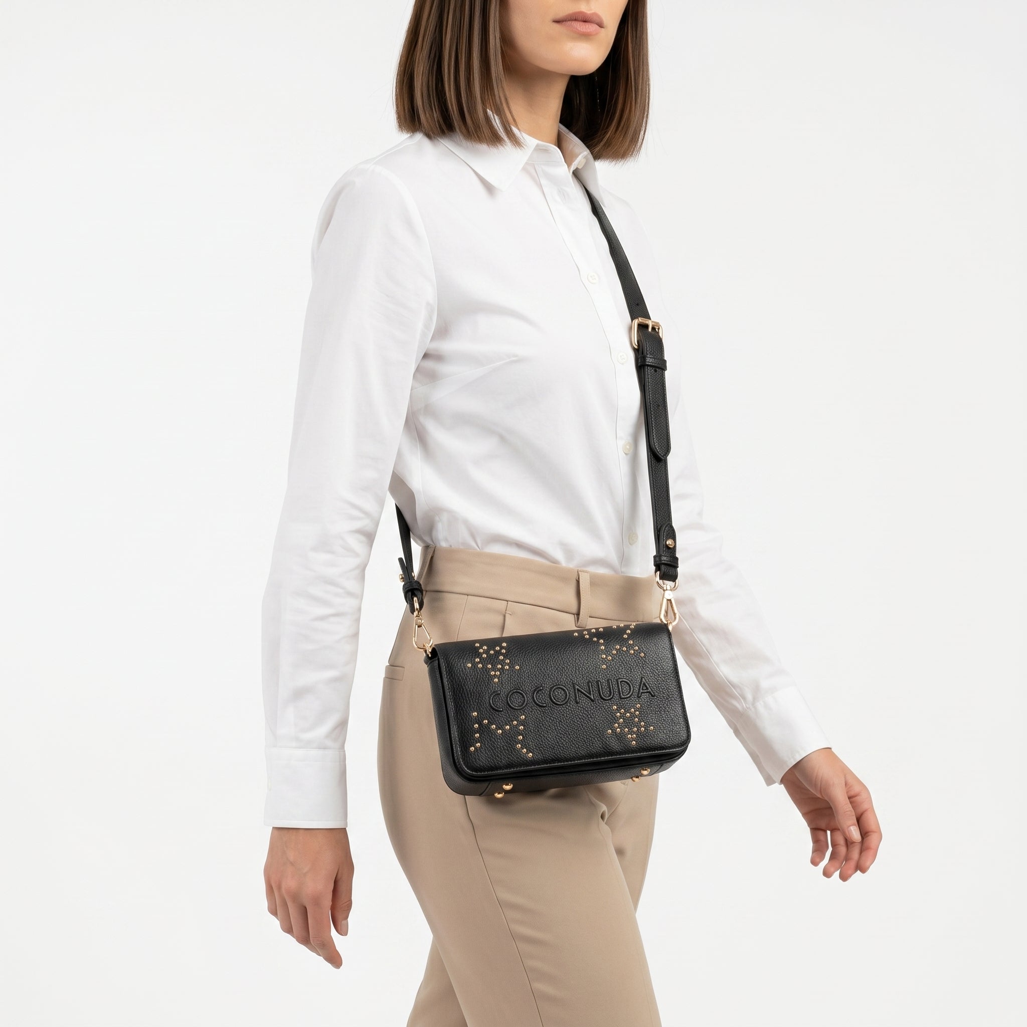 Borsa Coconuda nero ecopelle martellata con borchie dorate motivo floreale - prova