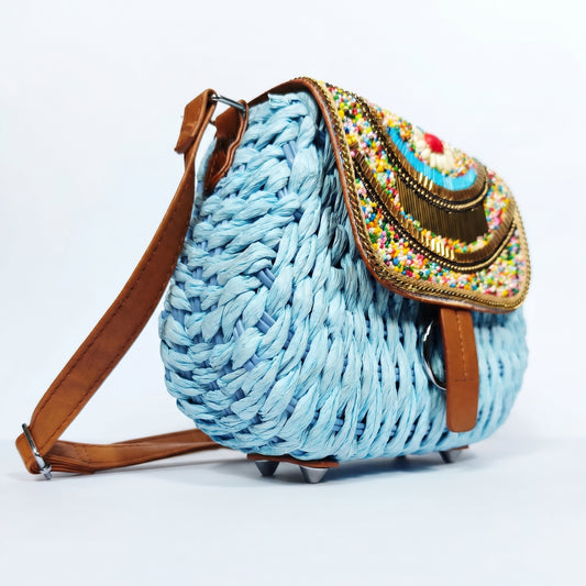 Borsa rafia azzurra con ricamo artigianale perline tubi dorati e cabochon rosso - vista laterale