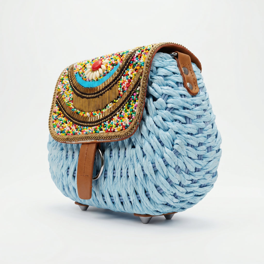 Borsa tracolla rafia intrecciata azzurra pattino ricamato borchie - vista posteriore