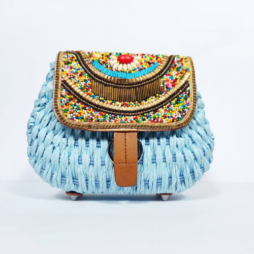 Borsa tracolla in rafia intrecciata azzurra con pattino ricamato a perline multicolor - vista frontale