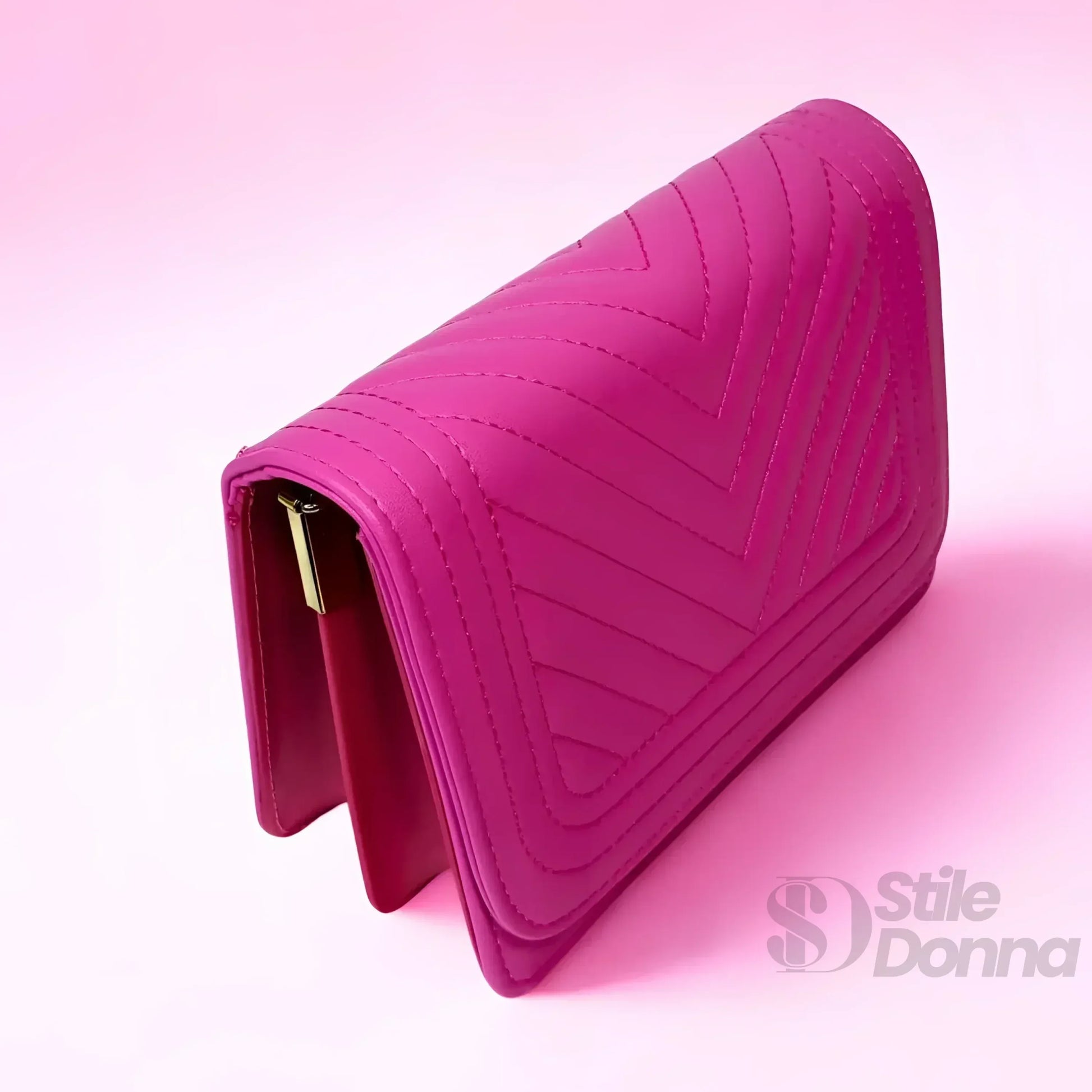 Stile Donna borsa trapuntata ecopelle nera design triangoli donna – borsa indossata