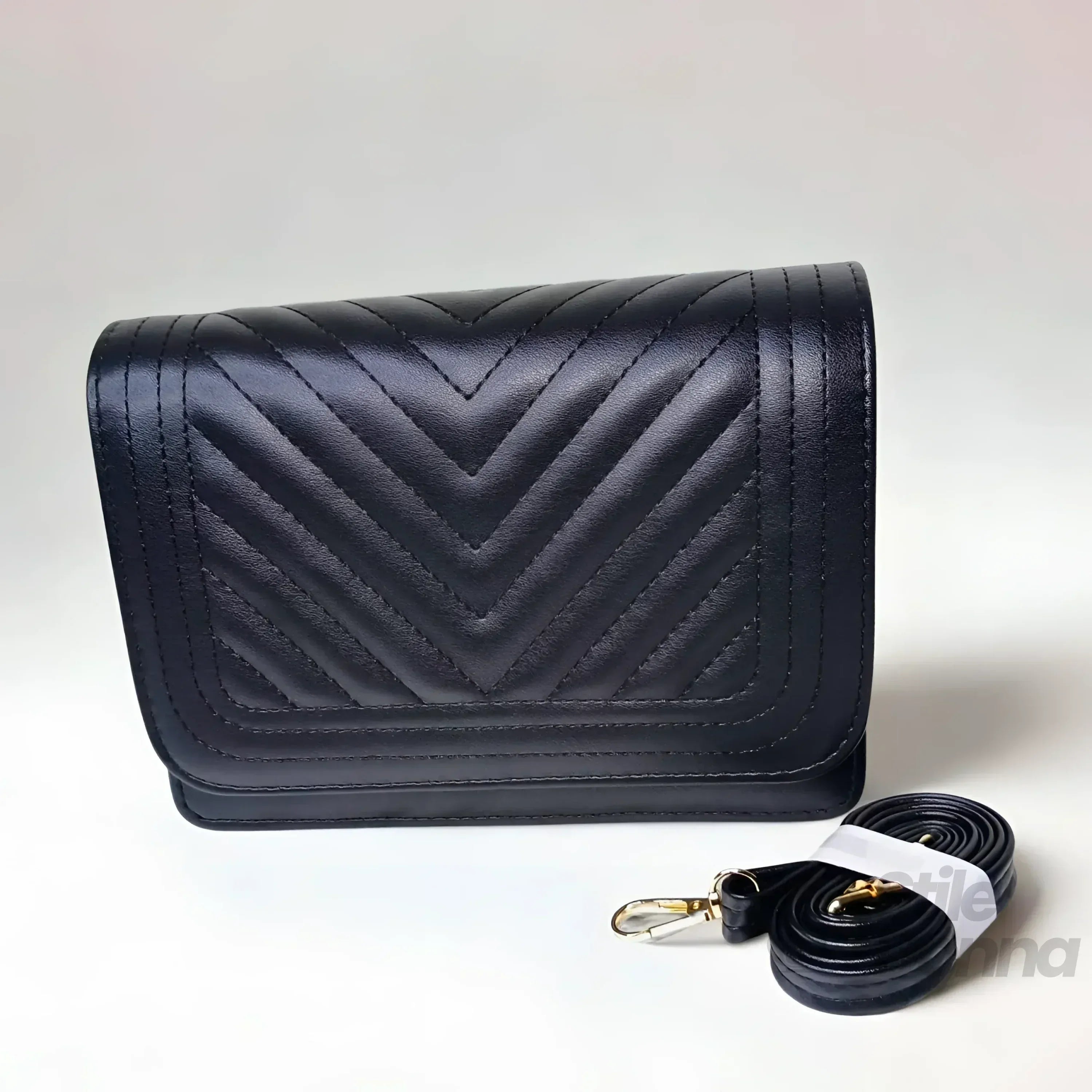 Stile Donna borsa trapuntata ecopelle nera design triangoli – dettaglio chiusura