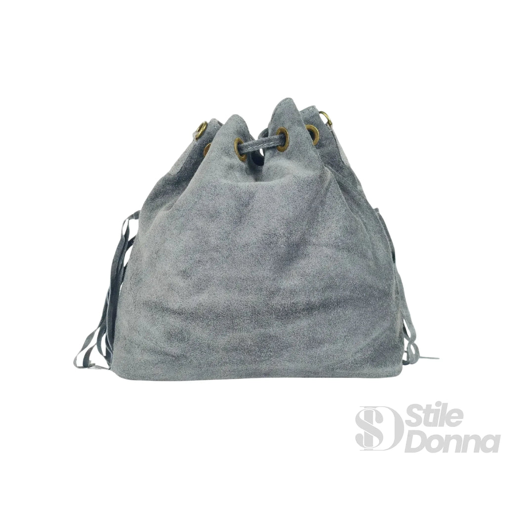 Stile Donna borsa secchiello pelle scamosciata grigia con frange donna – borsa indossata