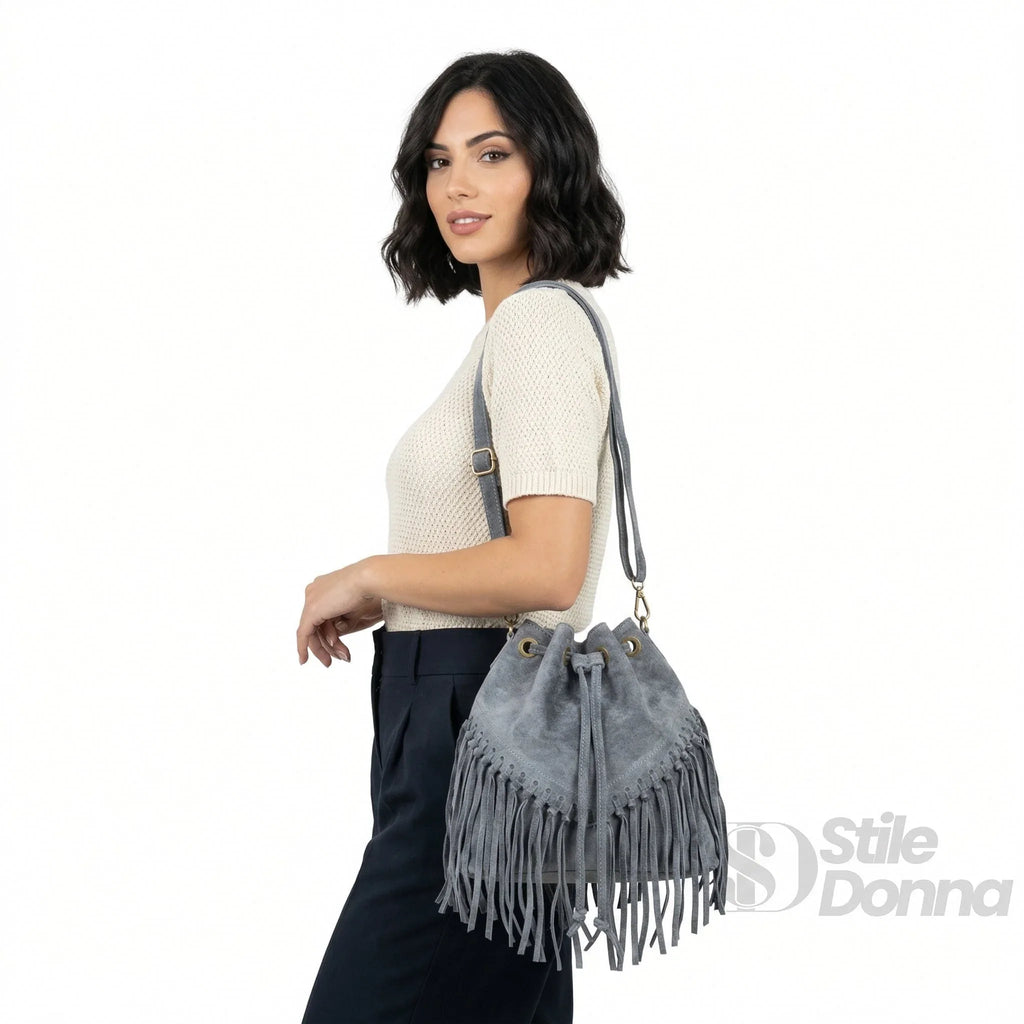 Stile Donna borsa secchiello pelle scamosciata grigia con frange – dettaglio esterno
