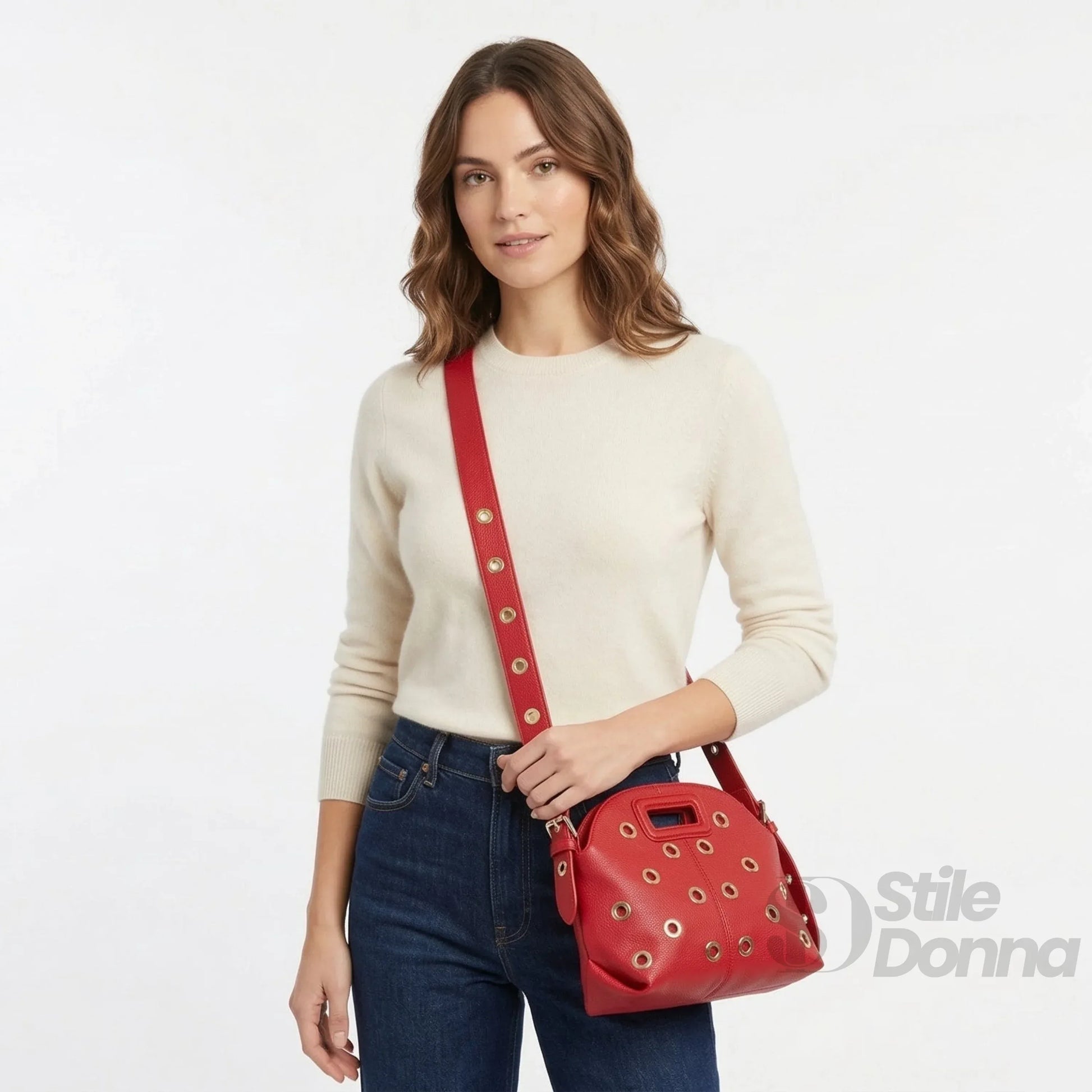 Stile Donna borsa a spalla ecopelle nera con occhielli circolari dorati – dettaglio esterno