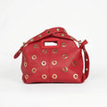 Stile Donna borsa a spalla ecopelle rossa con occhielli circolari dorati donna – vista frontale