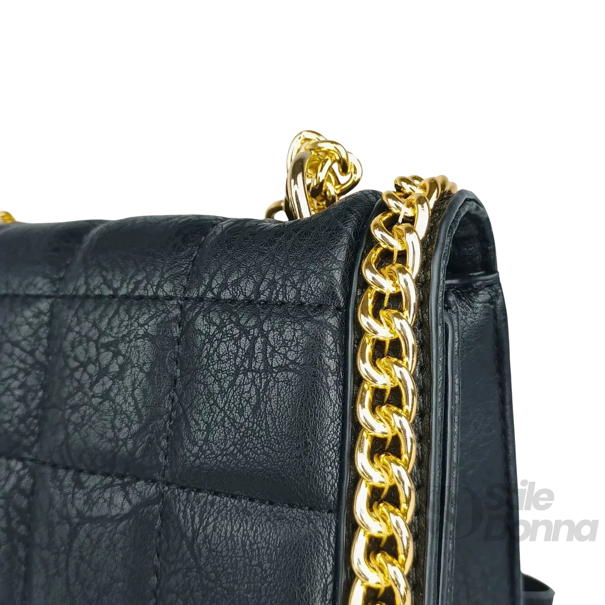 Stile Donna borsa a tracolla ecopelle nera trapuntata catena dorata – dettaglio chiusura