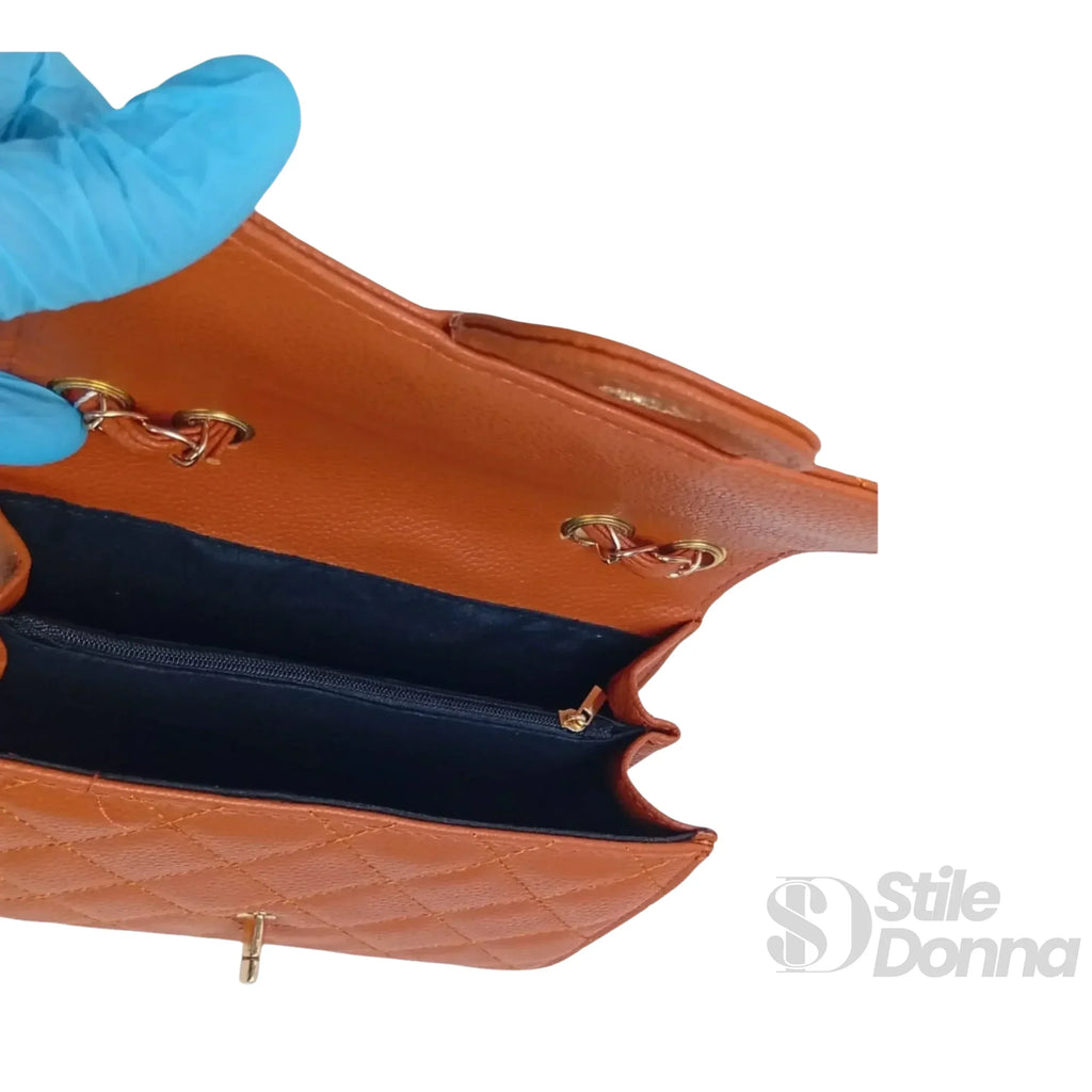 Stile Donna borsa a tracolla ecopelle marrone trapuntata catena oro – vista posteriore
