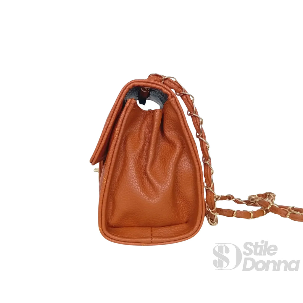 Stile Donna borsa a tracolla ecopelle marrone con catena – dettaglio chiusura