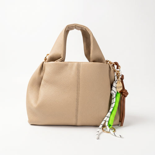 Borsa a Mano Coconuda in Ecopelle Goffrata con Charm Decorativo e Tracolla - Borse a Mano - Coconuda