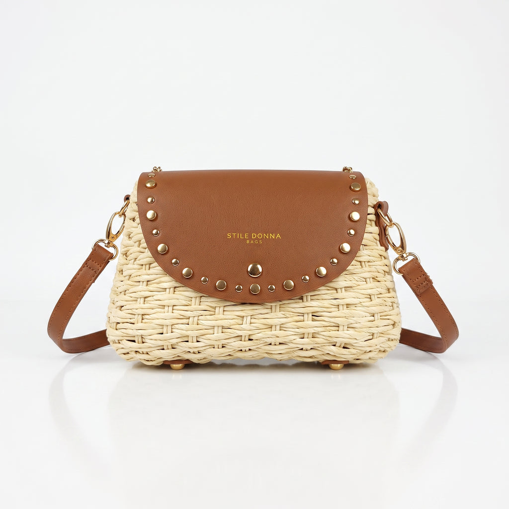 Borsa a tracolla Stile Donna in rafia con patta in ecopelle e borchie dorate