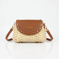 Borsa a tracolla Stile Donna in rafia con patta in ecopelle e borchie dorate