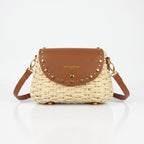 Borsa a tracolla Stile Donna in rafia con patta in ecopelle e borchie dorate