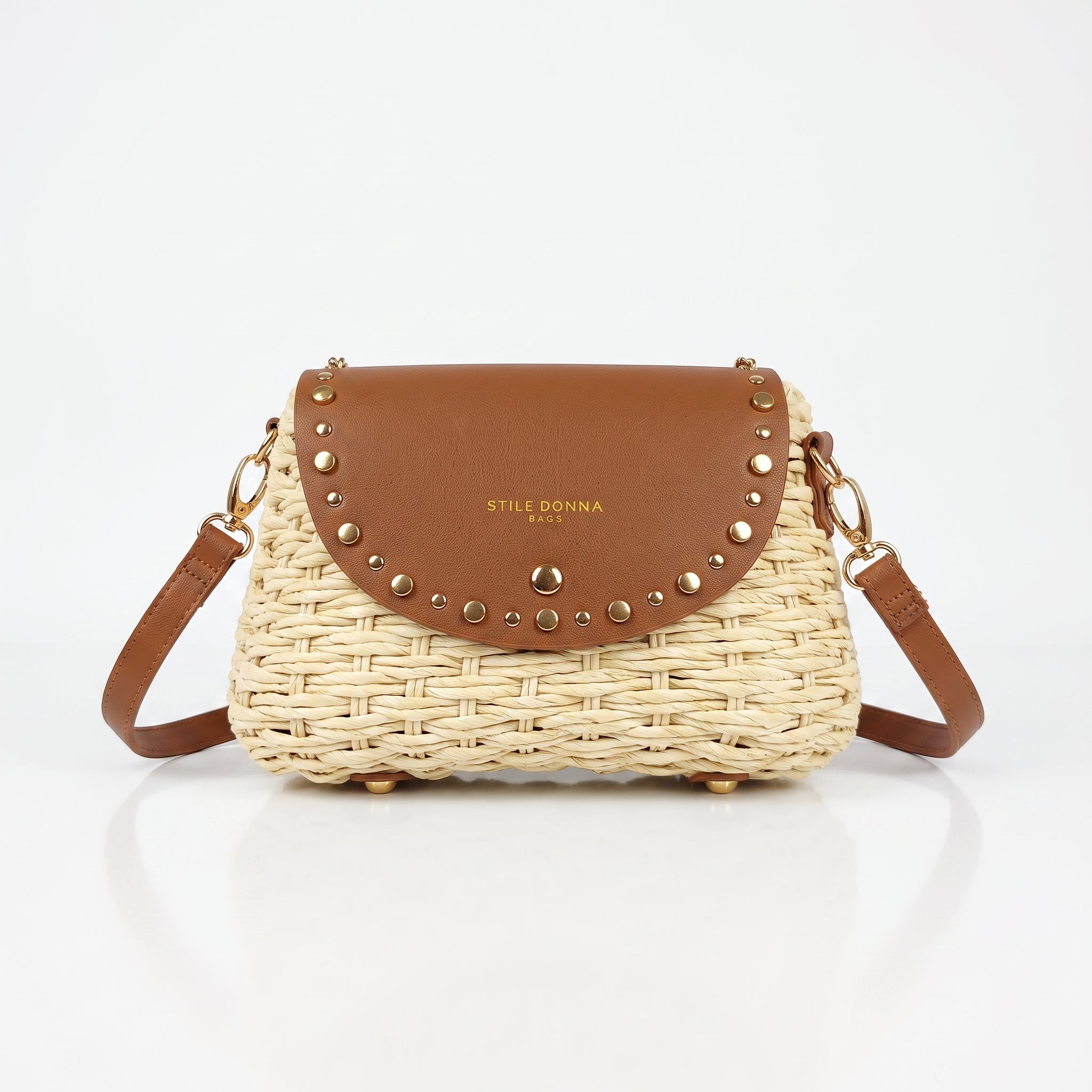 Borsa a tracolla Stile Donna in rafia con patta in ecopelle e borchie dorate
