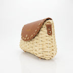 Borsa a tracolla Stile Donna in rafia con patta in ecopelle e borchie dorate