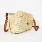 Borsa a tracolla Stile Donna in rafia con patta in ecopelle e borchie dorate