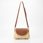Borsa a tracolla Stile Donna in rafia con patta in ecopelle e borchie dorate