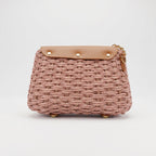 Borsa a tracolla Stile Donna in rafia con patta in ecopelle e borchie dorate