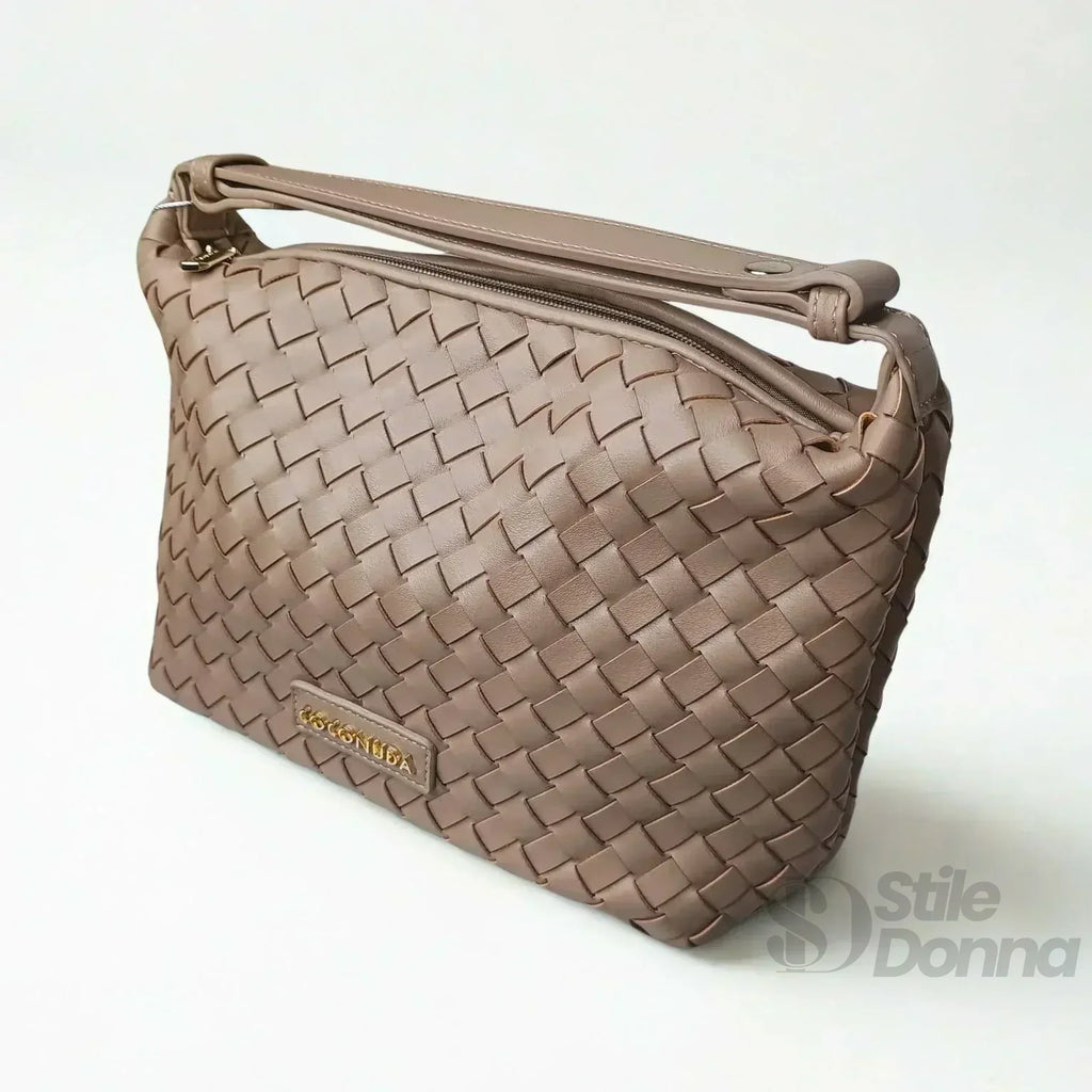 Coconuda borsa intrecciata ecopelle nera con manico donna – borsa indossata