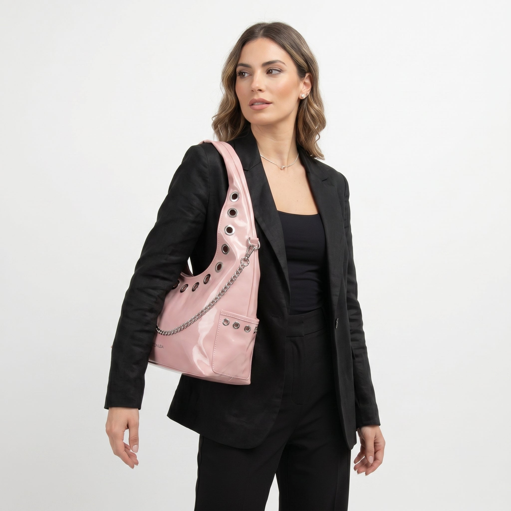 Coconuda borsa a tracolla ecopelle PU nera con catena e occhielli donna – borsa indossata