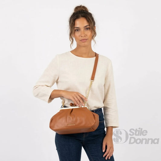 Coconuda pochette ecopelle marrone con chiusura a scatto e tracolla – vista laterale