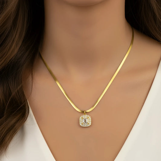 Stile Donna collana herringbone oro con ciondolo iniziale quadrato e pietre scintillanti – vista frontale