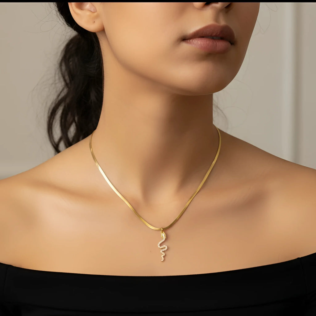 Stile Donna collana minimalista con ciondolo serpente in cristallo argento – vista frontale