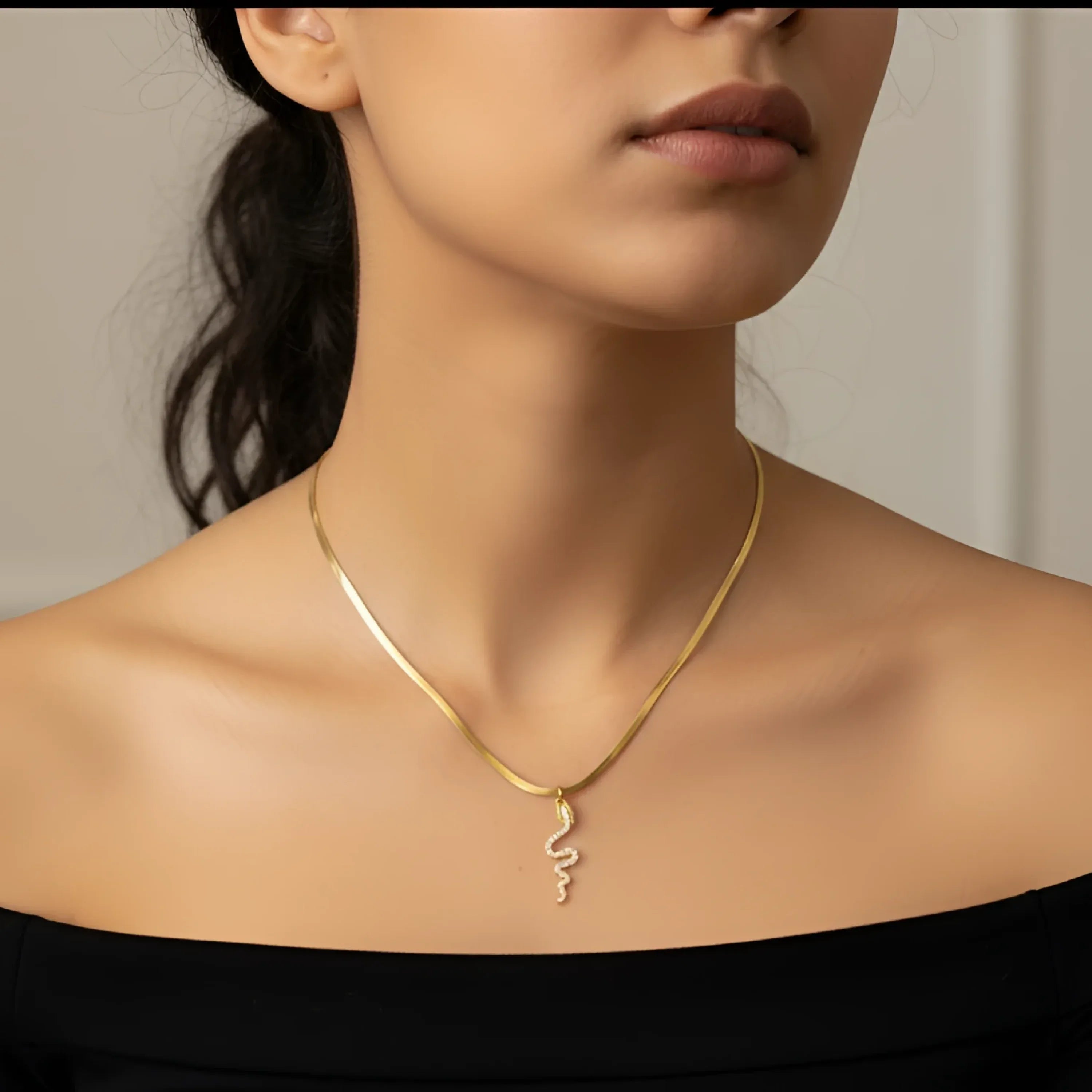 Stile Donna collana minimalista con ciondolo serpente in cristallo argento – vista frontale