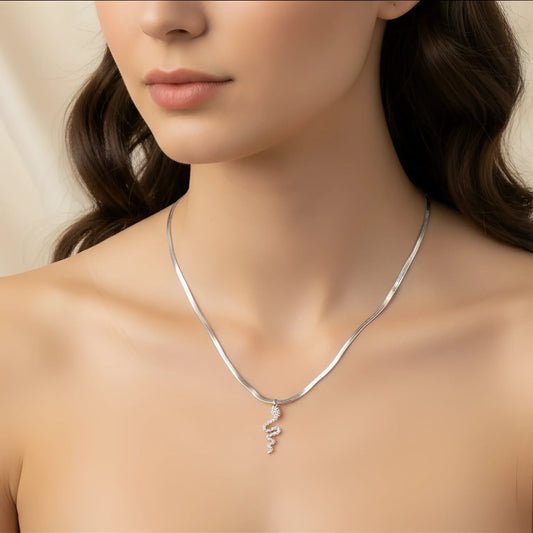 Stile Donna collana minimalista ciondolo serpente cristallo argento delicata – vista laterale